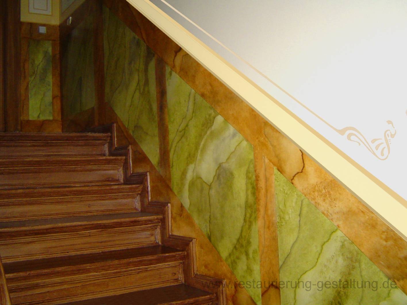 X In Berlin Kreuzberg befindet sich das historische Treppenhaus mit einer äußerst strapazierfähigen Marmorimitation. Diese Marmorierung lässt Verunreinigungen verschwinden und ist stabil gegen Beschädigungen. Das Treppenhaus mit der Marmormalerei wurde vor fast 20 Jahren von der Firma Restaurierung und Gestaltung hergestellt und ist immer noch so stabil, dass Überarbeitungen nicht notwendig sind. Das Unternehmen Restaurierung und Gestaltung kann diese Qualität gewährleisten, da es mit seinem Maler Thema, Malermeister und Restaurator sowohl die Vorarbeit als auch die Gestaltung übernimmt. Das Unternehmen steht für eine nachhaltige und langlebige Qualität. So werden Materialien und Systeme verwendet die lange halten und wo Flächen in „würde altern“ können. Das Haus ist kein Baudenkmal.